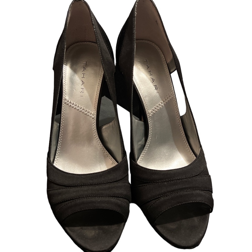 Tahari Black sly Pumps